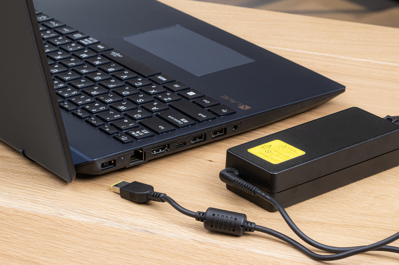 ACアダプタは90W。高い性能のPCとしてはコンパクトな部類だ