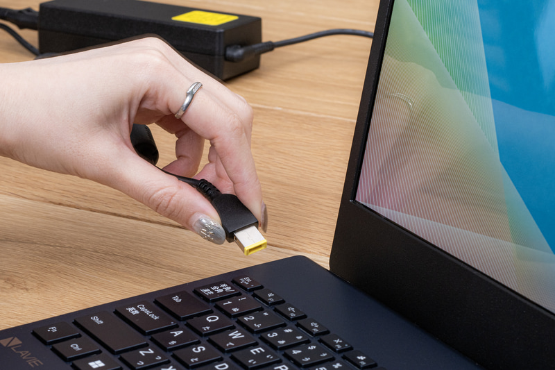 ACアダプタは90W。高い性能のPCとしてはコンパクトな部類だ