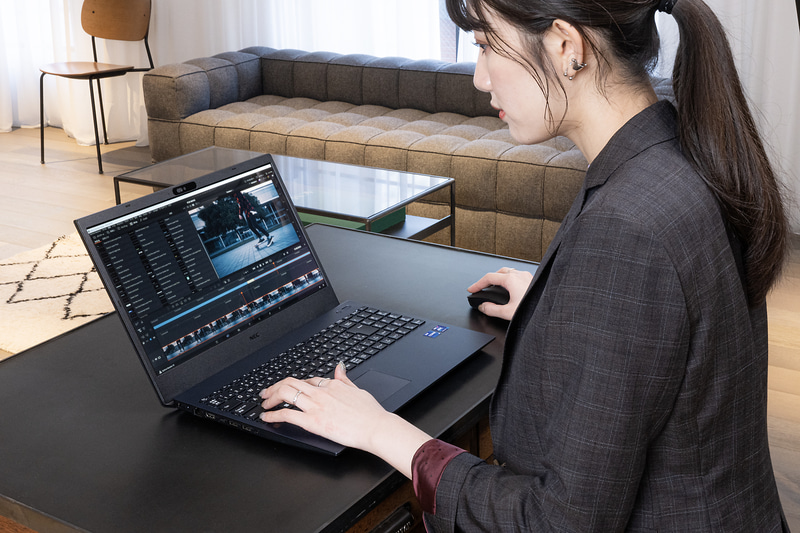 DaVinci Resolve Studioを操作しているところ。LAVIE N15(N1585/EAL)は15.6型フルHD液晶を備えており、ノートPCとしては大きめの画面で作業もしやすかった