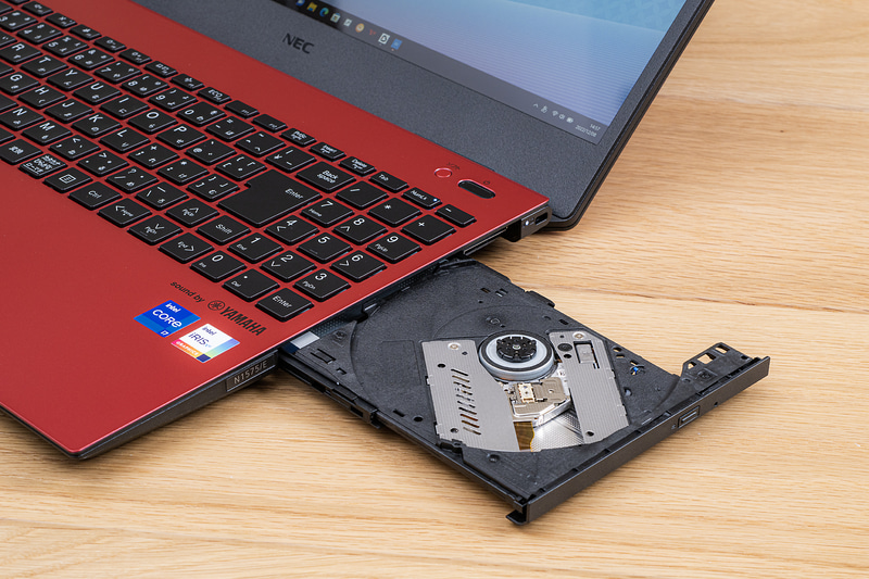 Intel Arc非搭載だが、Blu-rayドライブを搭載する「LAVIE N15(N1575/EA)」もある
