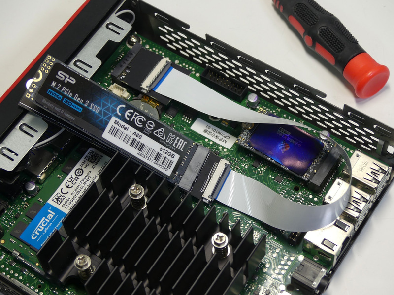 このような感じでNVMe M.2 SSDを装着できる