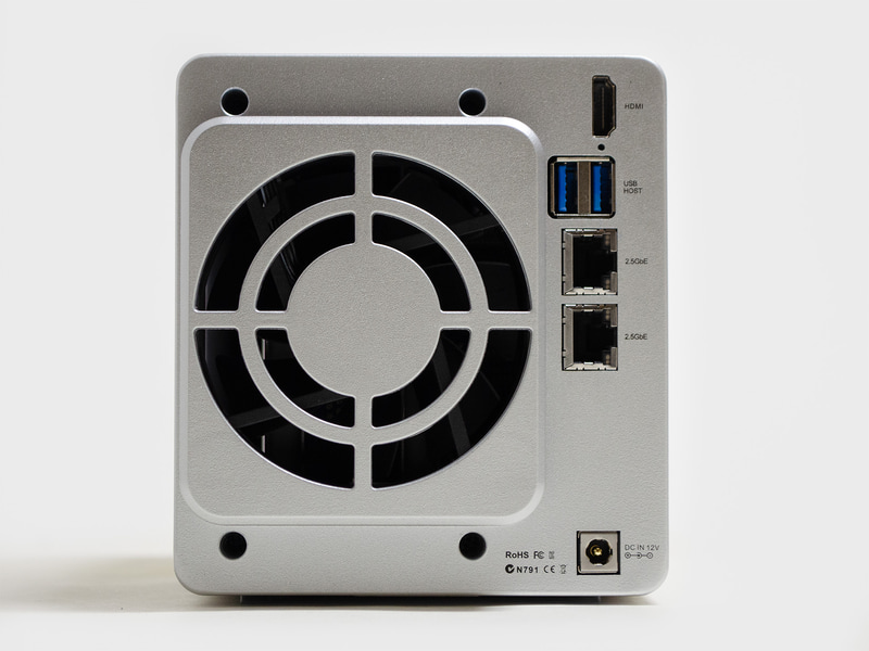 背面。HDMI、USB Type-A✕2、2.5GbE✕2、電源入力。F2-422ではHDMIに蓋がされていたが、本機はそのまま出ている