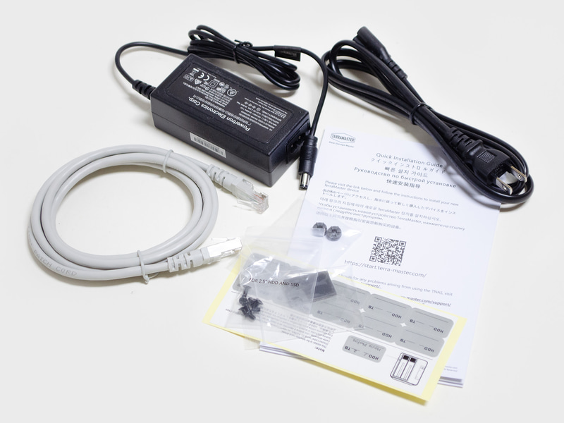 付属品はACアダプタ(サイズ約95×43×32mm、重量177g、出力12V/3.33A)、電源ケーブル、LANケーブル、ネジ類