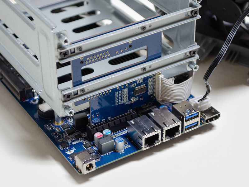 基板コネクタ側。各コネクタの後ろにドライブベイへのライザーがある