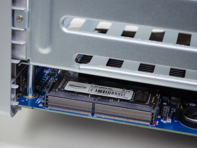 出荷時搭載済みのDDR4-2400 4GB SO-DIMM。表(ドライブベイ側)に1つめのSO-DIMMスロット。ここは4GBが装着済