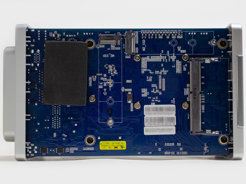 裏にはもう1つのSO-DIMMスロットと、M.2(2280用)スロットが2つ。裏側のSO-DIMMスロットと、M.2スロットは空き