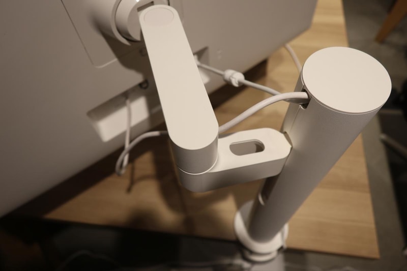 32SQ780S-Wは色を揃えたアームがあらかじめ同梱されている