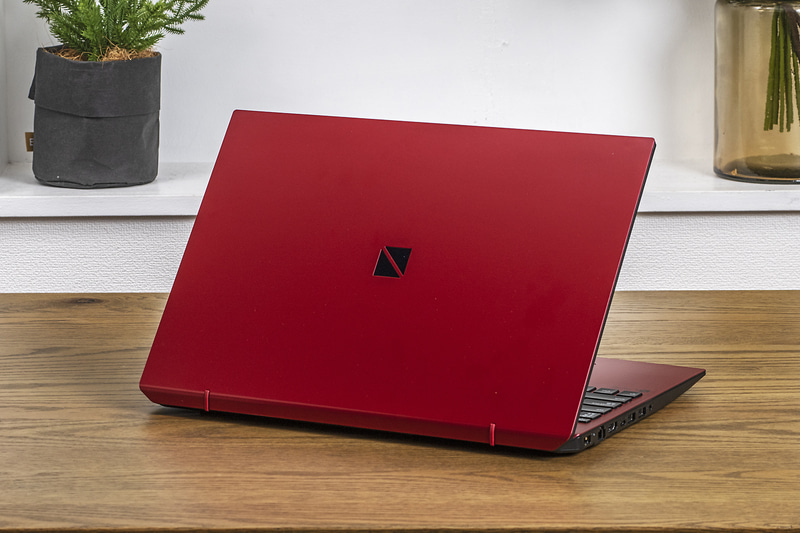 ディスクリートGPUの代わりに光学ドライブを搭載するモデルも用意(※写真はN1575/EAR)