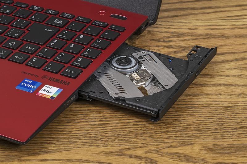 ディスクリートGPUの代わりに光学ドライブを搭載するモデルも用意(※写真はN1575/EAR)