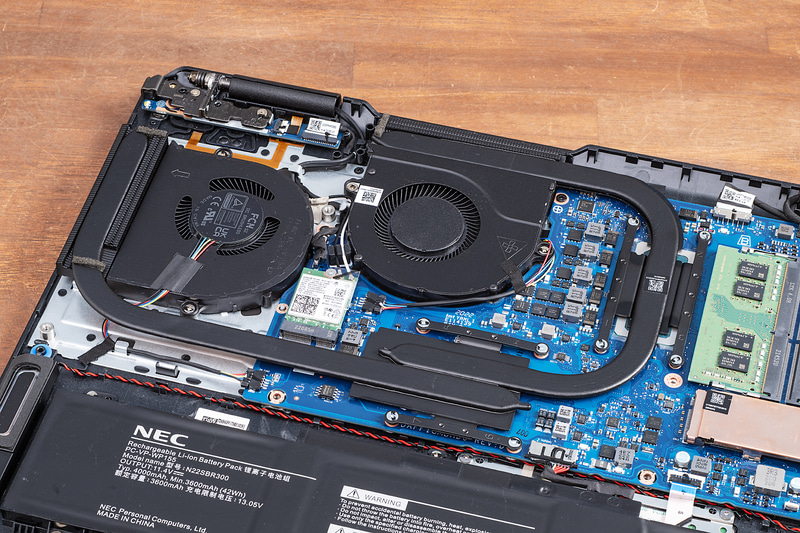 CPUとGPU用にそれぞれファンを装備