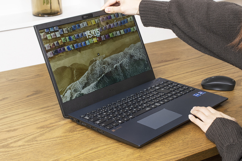 液晶を開くとキーボード後方が持ち上がるリフトアップヒンジ構造