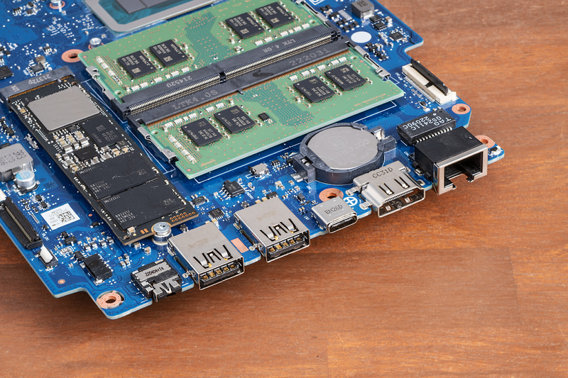 左側面に豊富なインターフェイス。右から、Gigabit Ethernet、HDMI、USB 3.2 Gen 2 Type-C、USB 3.2 Gen 1×2、ヘッドセット端子