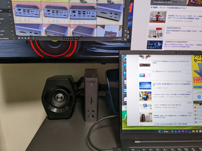 筆者の仕事場環境、上の49型ディスプレイとノートPCの間にCalDigit TS4を挟み込んでいる
