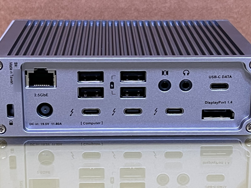 背面ポート、左上が2.5Gigabit EthernetポートがPCI Express接続のIntel 1225-LM、ド安定で常時300MB/sの速度が出ている