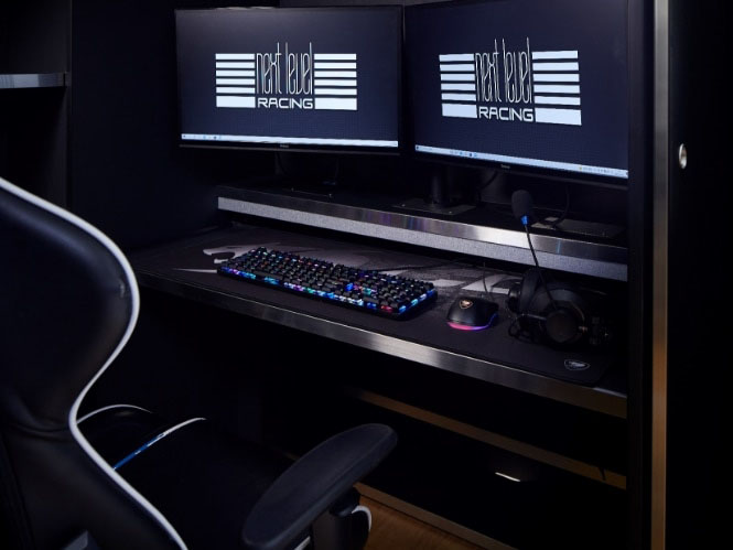 デスクは上下2段