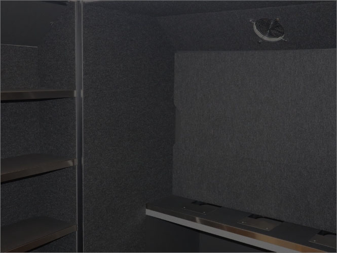 デスク上部に排熱用ファンを備える