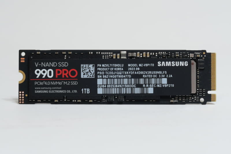 基板表。フォームファクタはM.2 Type 2280、接続インターフェイスはPCIe 4.0x4、プロトコルはNVMe 2.0