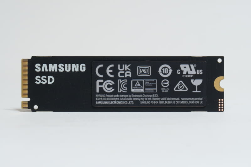 基板裏。こちらにはチップは実装せず、SSDコントローラやNANDフラッシュメモリチップの冷却を促すヒートスプレッダラベルを装着