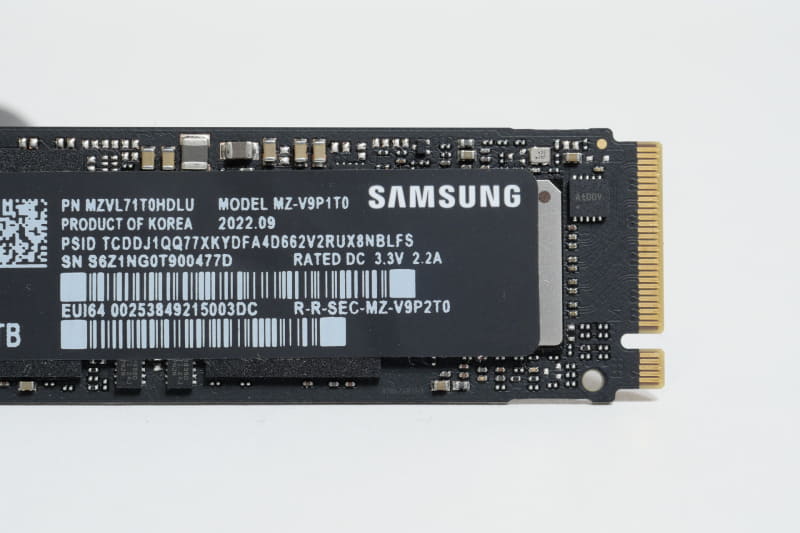 ラベルの下には、SSDコントローラチップ、DRAMキャッシュチップが確認できる