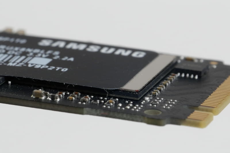 SSDコントローラチップにはニッケルコーティングを施すことで、熱を効率良く発散できるように工夫されている