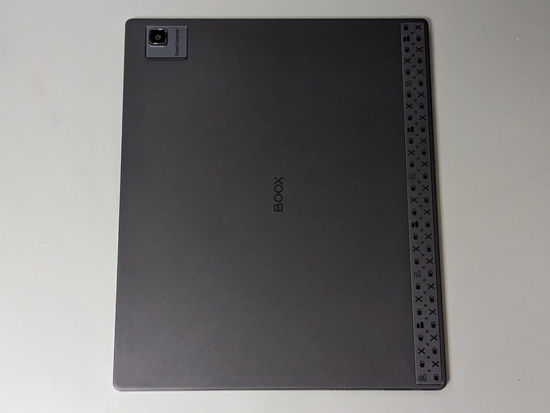 背面。金属製の筐体を採用する。右横の摩訶不思議なパターンは外見上の特徴の1つ