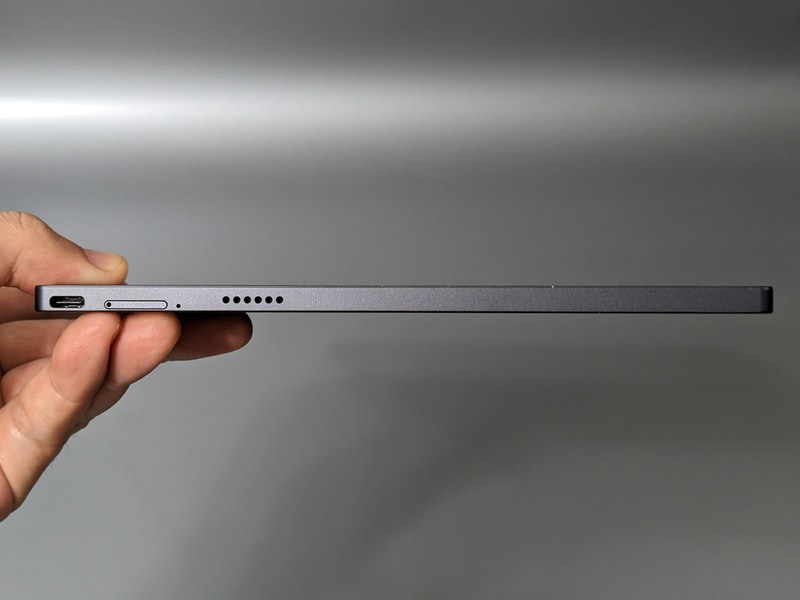 本体底面、USB Type-Cポートのほかメモリカードスロットを搭載する