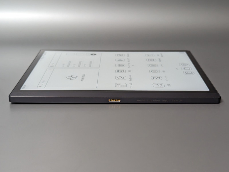 側面にはポゴピンがあり、オプションのキーボードケースを接続できる