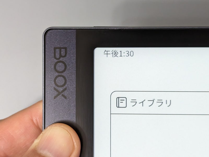 ベゼルは幅のある側は20mm、その他は8mmとスリム。ちなみにiPadは10mmある