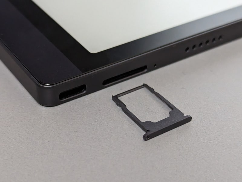 microSDスロットを搭載。最大512GBまでサポートする