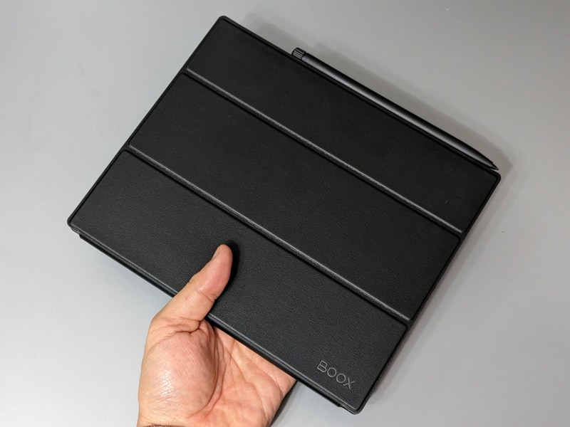 カバーを閉じたところ。カバーは標準添付ではなく別売となる。このほかUS配列のキーボード付カバーもラインナップされる