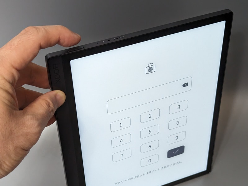 電源ボタンと一体化した指紋認証機能を搭載。ボタン形状が前述のカードスロットと見違えやすいのがやや困りもの