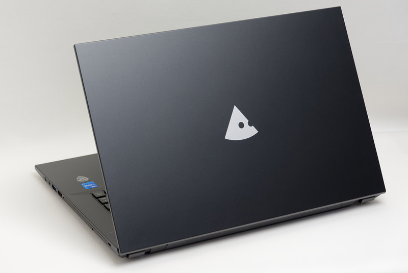 ビジネスシーンでも違和感なく使える落ち着いたシンプルな外観