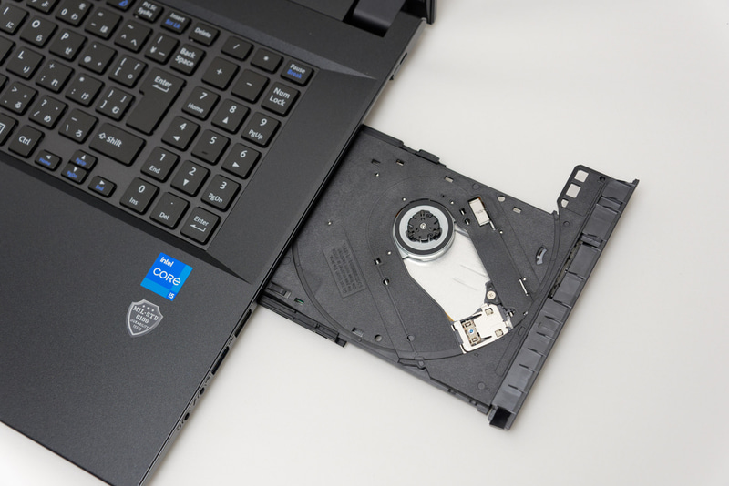 光学ドライブを内蔵。これはDVDスーパーマルチドライブだが、Blu-rayディスクドライブにアップグレードもできる