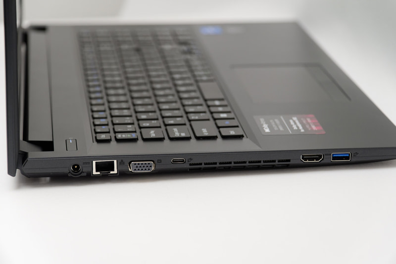 左側面にはGigabit Ethernet、ミニD-Sub15ピン、USB 3.1 Type-C、HDMI、USB 3.0ポート