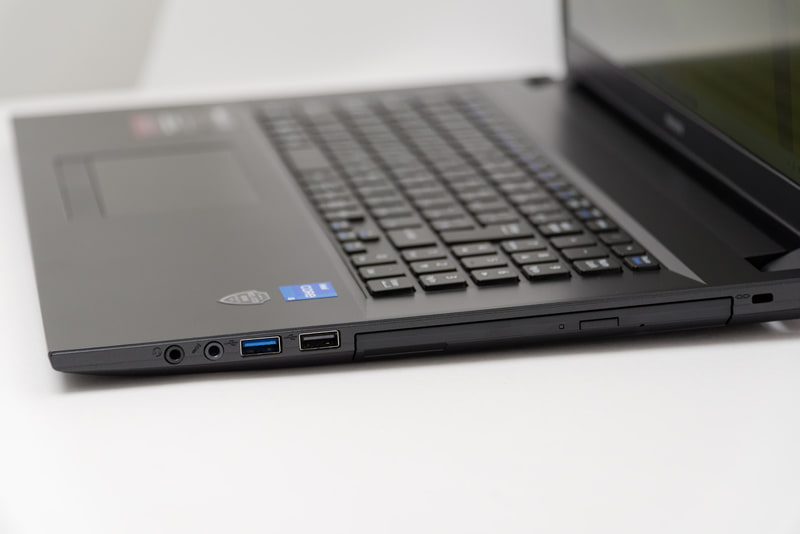 右側面には光学ドライブのほか、USB 2.0、USB 3.0ポートとヘッドセット/マイク端子