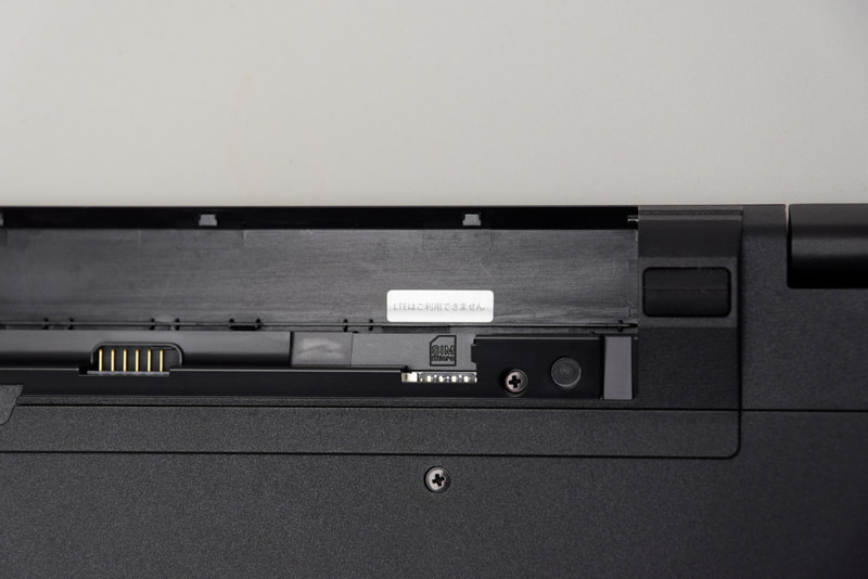 バッテリを取り外したところにNano SIMカードスロットが用意されている(今回の試用機は非対応)