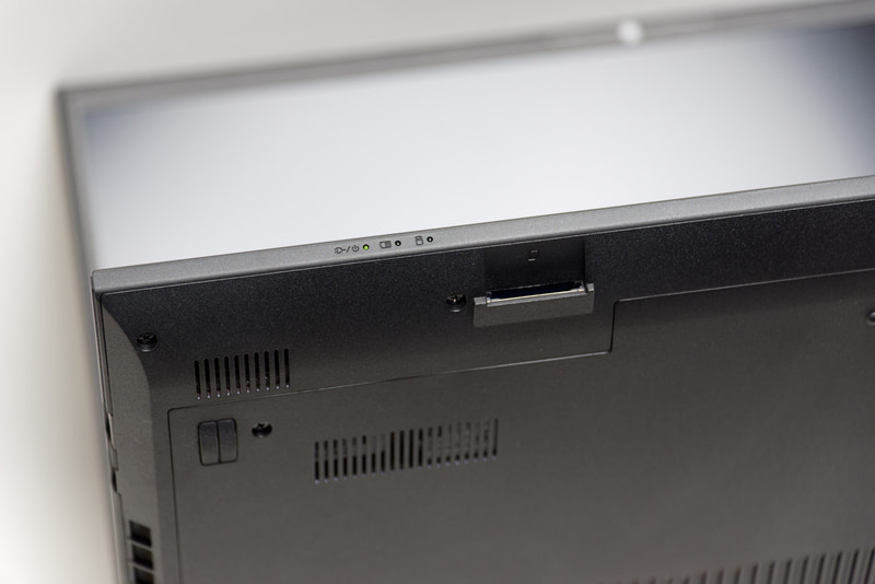 手前側の底面付近にSDカードスロット