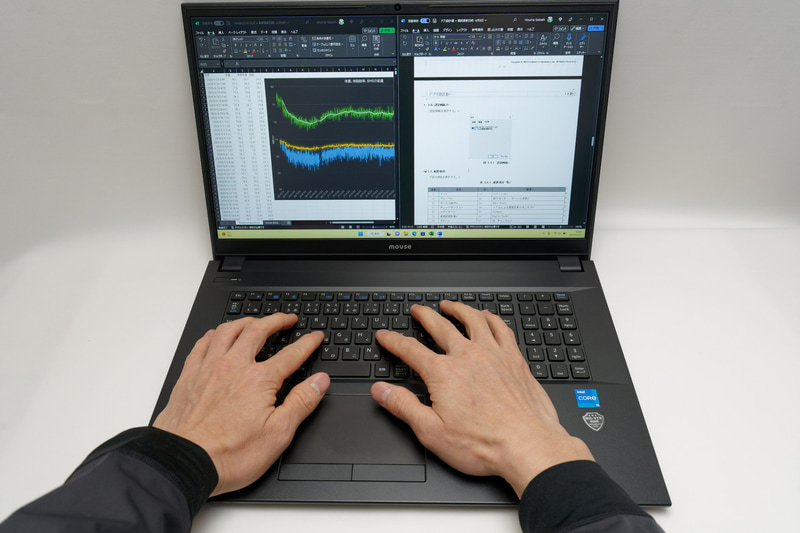 大きな画面と筐体。画面の視認性や操作性に優れる