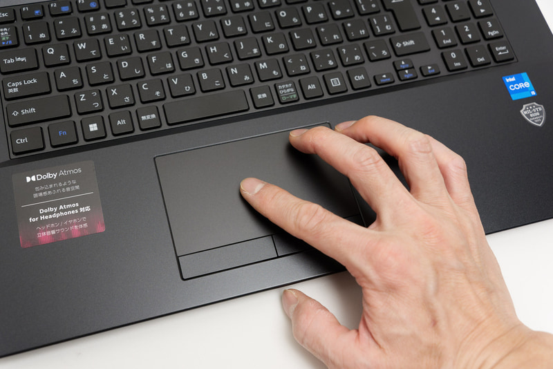 タッチパッドは筐体サイズにしては控え目