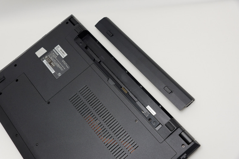 着脱式バッテリで約4時間動作する