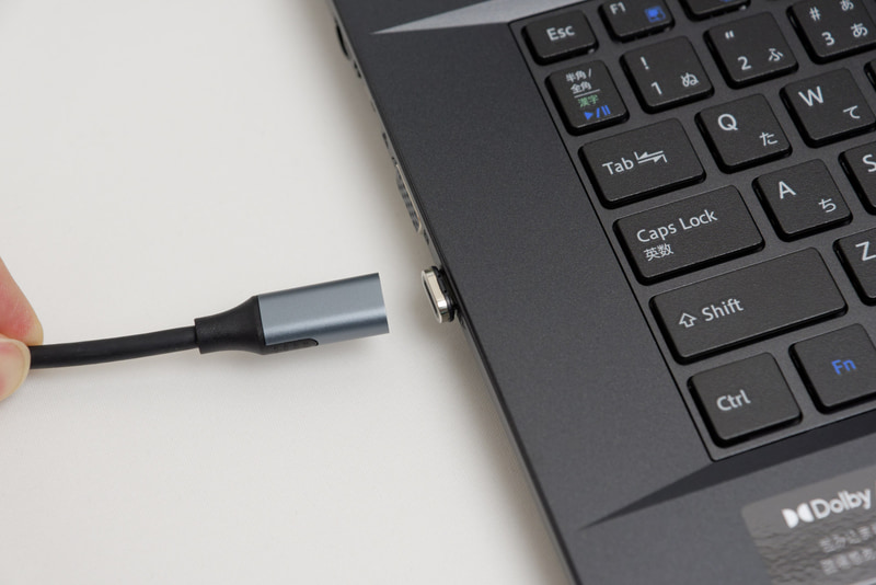 端子部はマグネットになっており、ケーブルの脱着が容易に