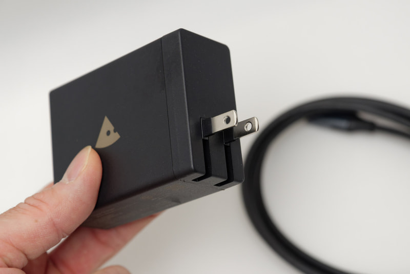 サイズは約60×79×31mm、重量約230g。コネクタ収納式ということもあり携帯性は高い