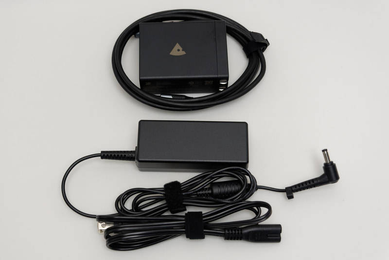 標準のACアダプタ(下)との比較