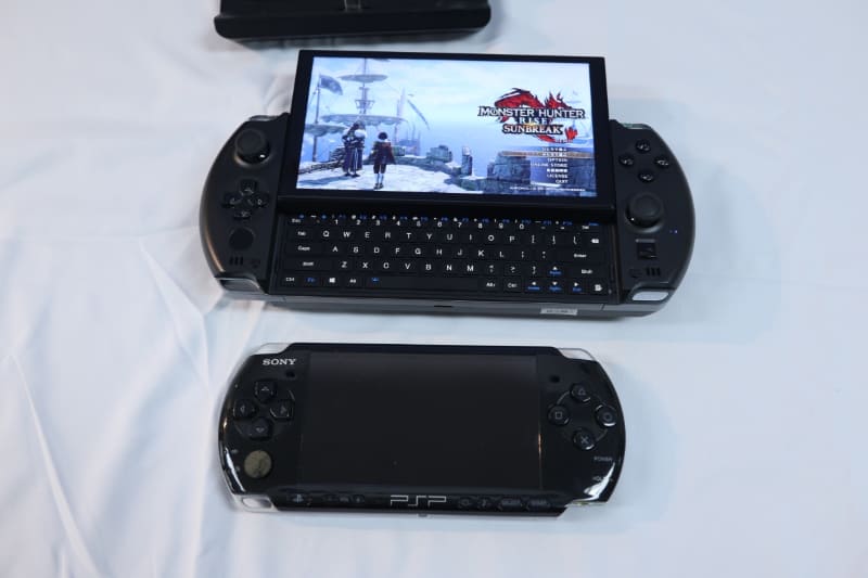 PSP(PSP-3000、下)との比較