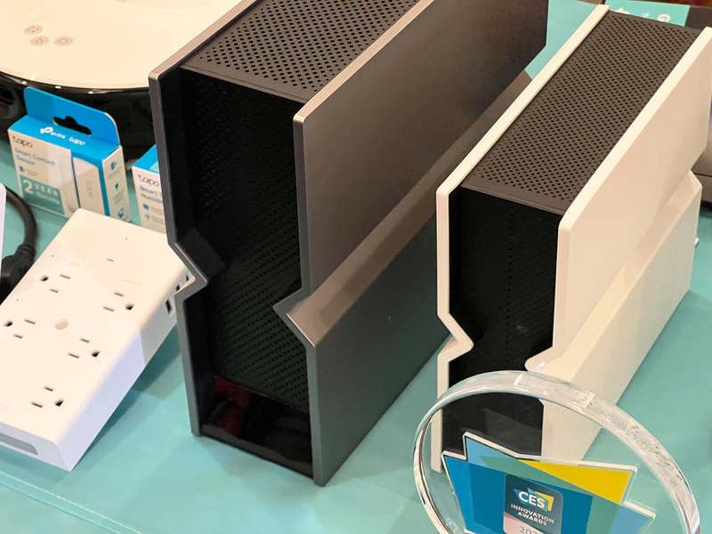 TP-LinkのWi-Fi 7ルーター「Archer BE900」(左)および「Archer BE805」(右)