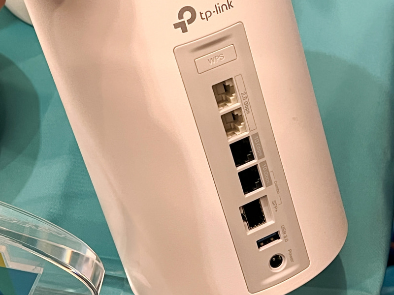 Deco BE95の背面ポート、10GbpsのEthernetポートなどが用意されている