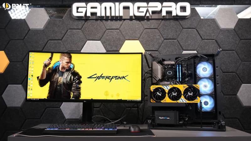 「Cyberpunk 2077」をモチーフにしたカバーの装着例