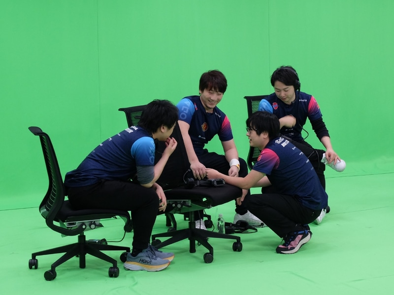 試合の合間にはメンバーたちの元に戻って相談する場面も見られた。こちらは名古屋OJA BODY STAR Mildomの相談中の様子