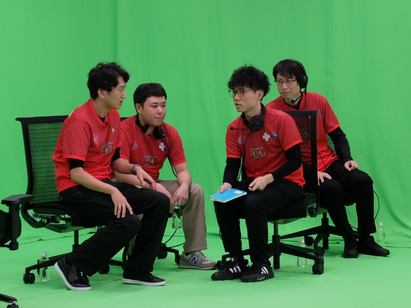 Saishunkan Sol熊本の相談中の様子。メンバー全員が椅子に座って話し合う様子が見られる