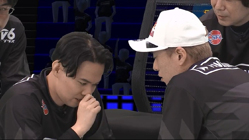 v6プラス FAV gamingは中央に集まって小声で話し合うスタイルだ